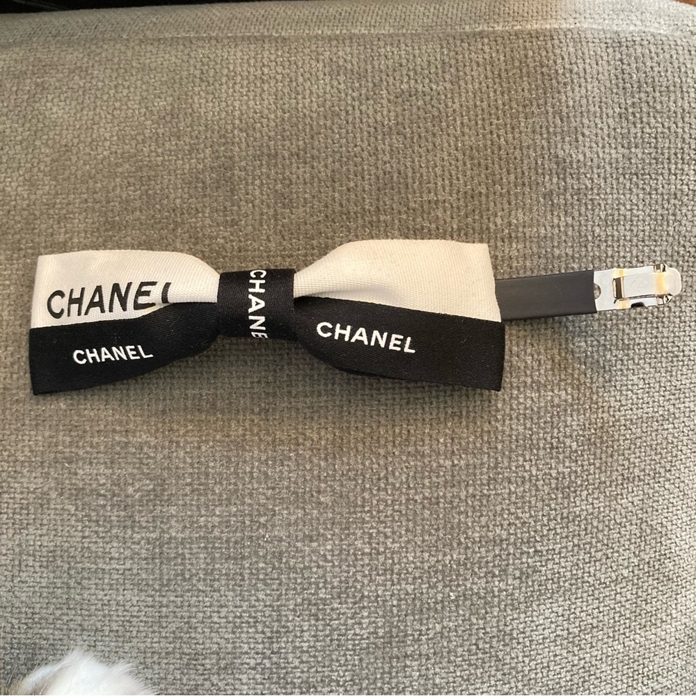 Authentic Chanel Gift Wrapping Ribbon on Barrette - Picture 12 of 16